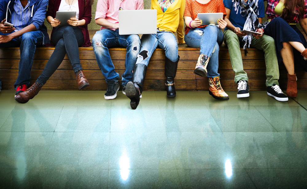 Etudiants assis sur une banque