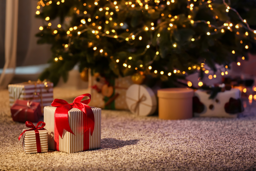 Cadeautjes onder een verlichte kerstboom