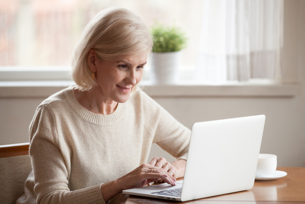 Oudere vrouw aan een laptop