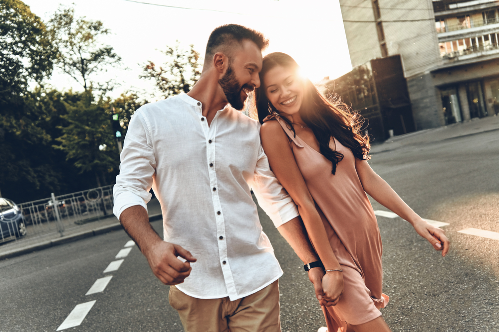 Man en vrouw wandelen hand in hand op de straat