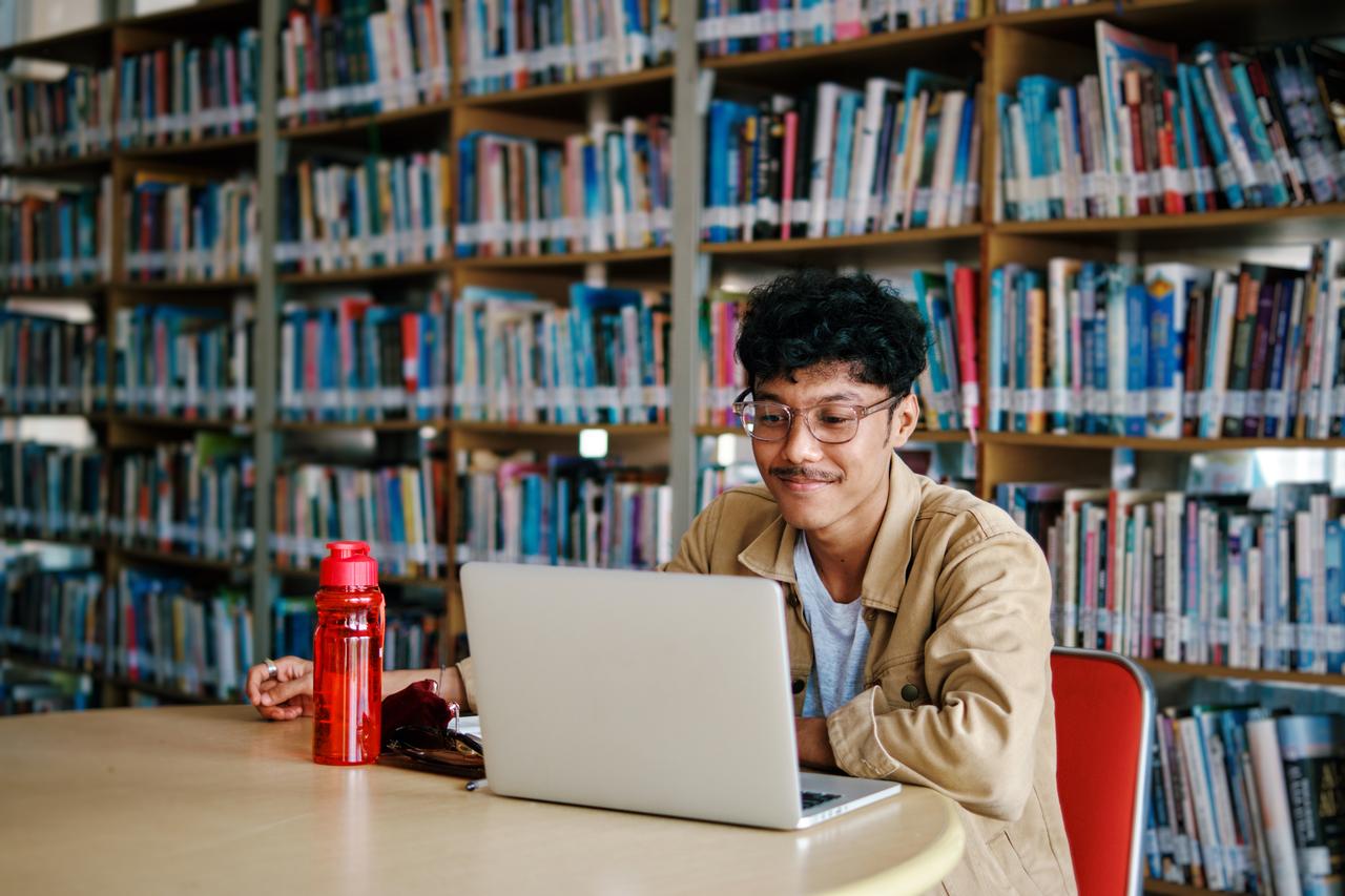 Student in library