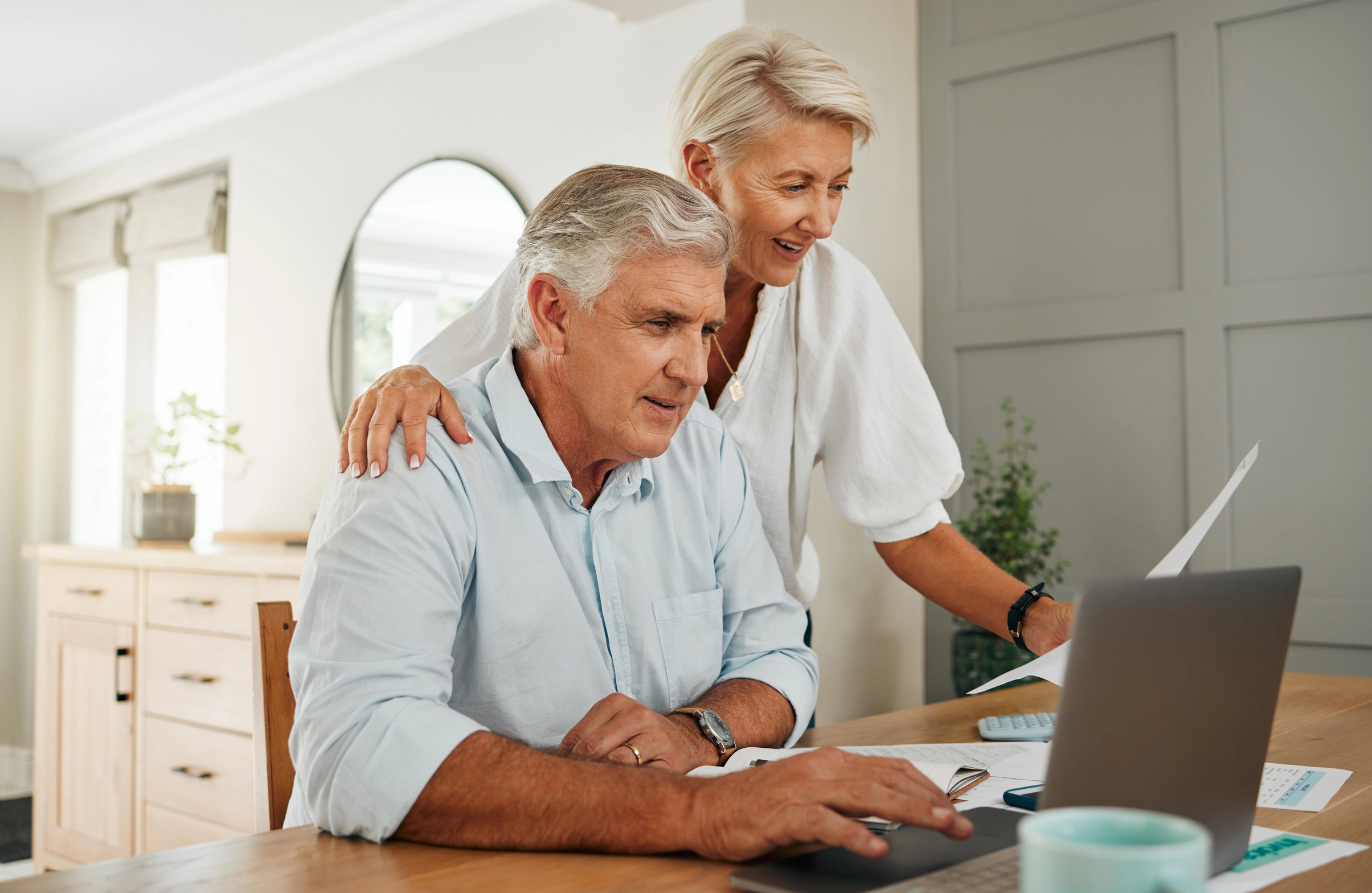 ouder-koppel-aan-een-laptop