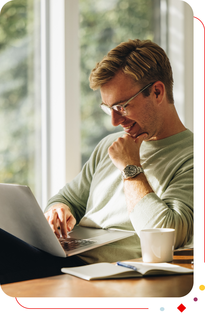 een man achter zijn computer