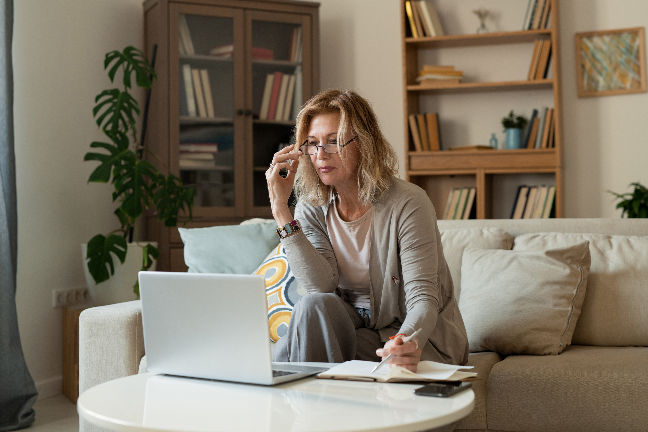 een vrouw achter haar computer