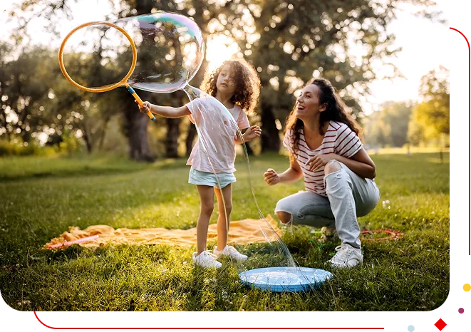 une mère et sa fille qui font des bulles de savon 