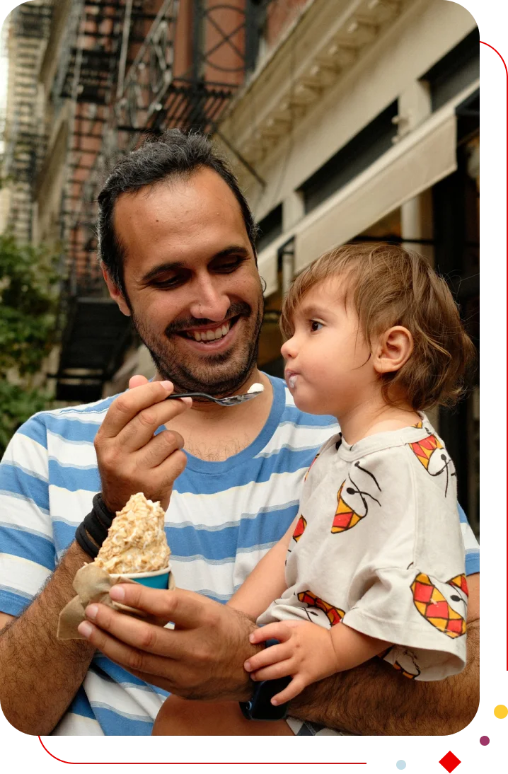 un pére et son bébé qui mange une glace