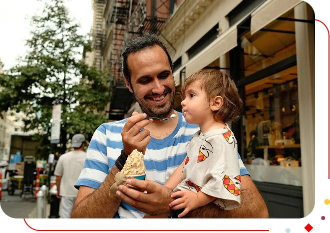 un pére et son bébé qui mange une glace