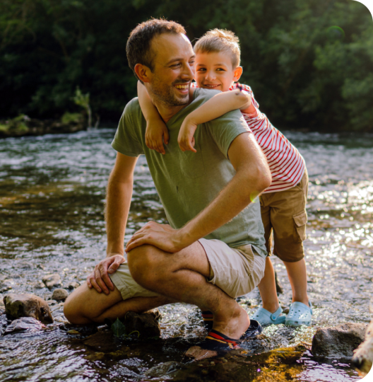 Père et fils dans la rivière