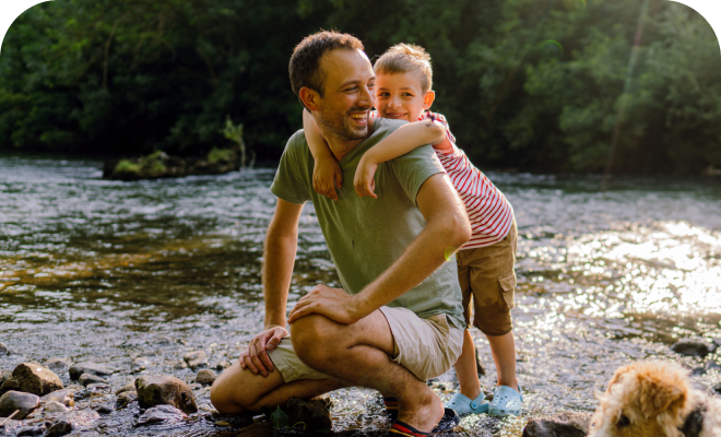 Père et fils dans la rivière