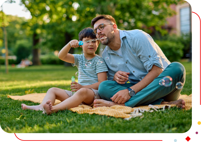 Père et fils faisant des bulles