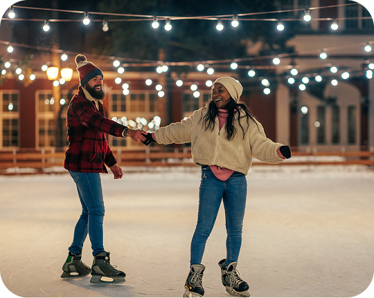 Couple faisant du patin à glace