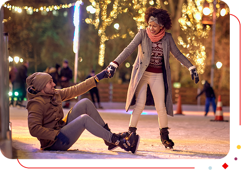 Couple faisant du patin à glace