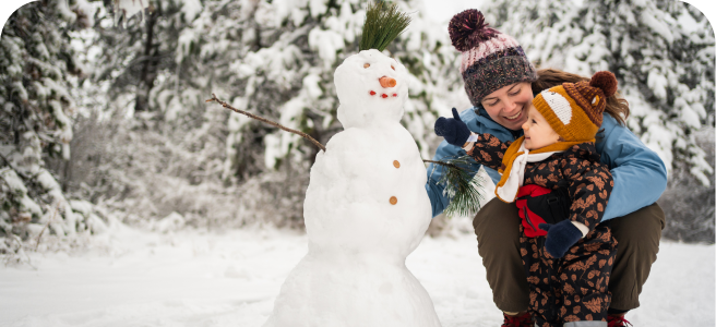 Moeder en zoon sneeuwman