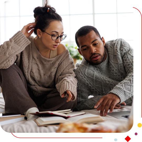 Couple sur ordinateur portable