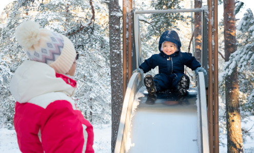 Mère et fils toboggan
