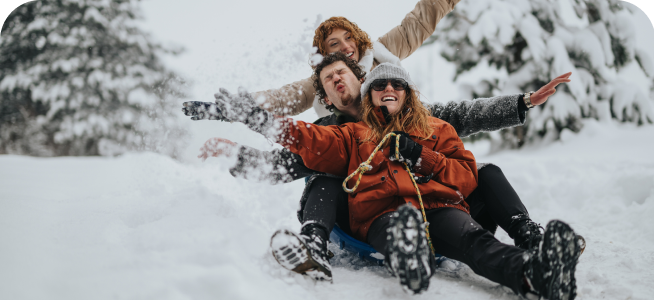Des amis sur une luge