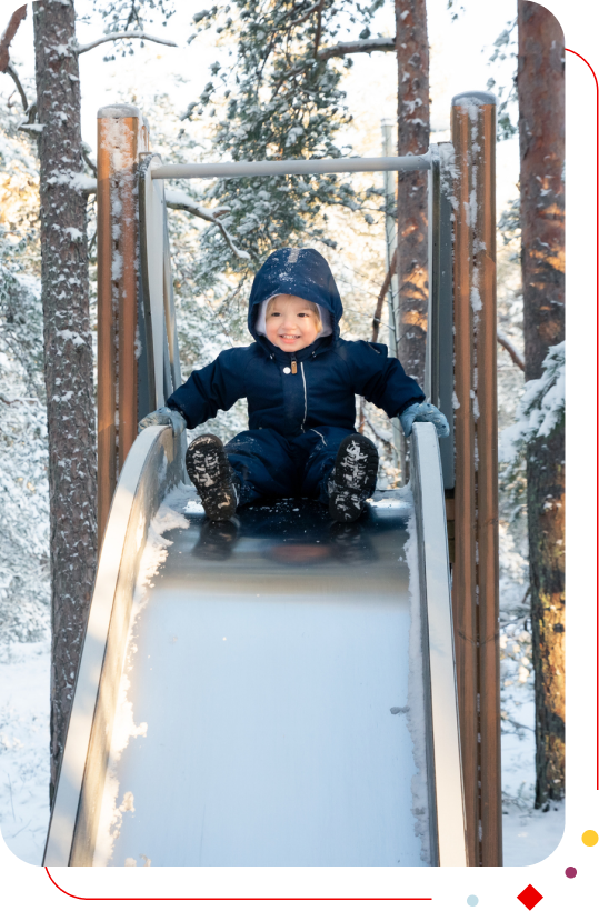 Enfant sur un toboggan