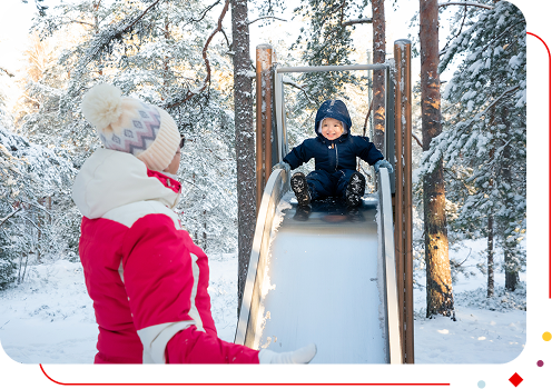 Enfant sur un toboggan