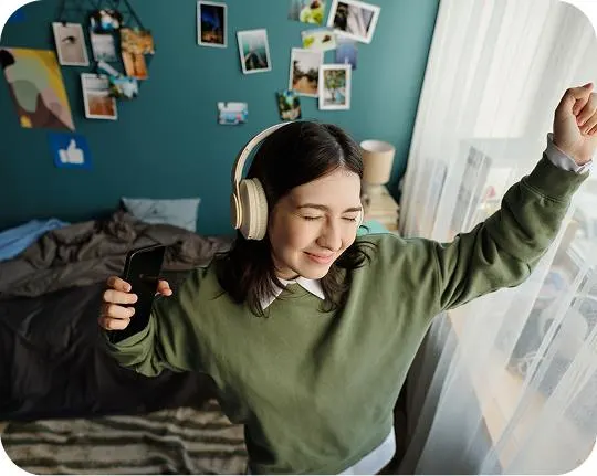 Een vrouw die muziek luistert in haar kamer