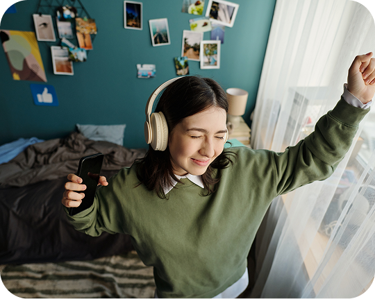 Een vrouw die muziek luistert in haar kamer