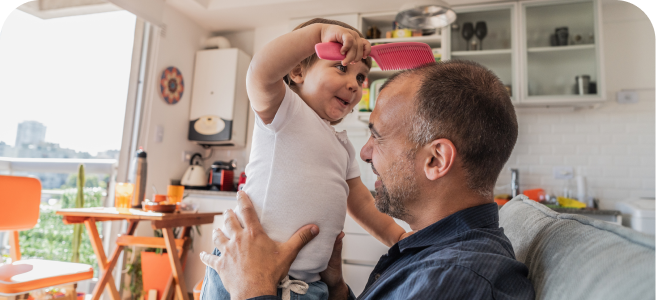 Père et enfant sur le canapé