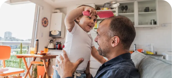 Père et enfant sur le canapé