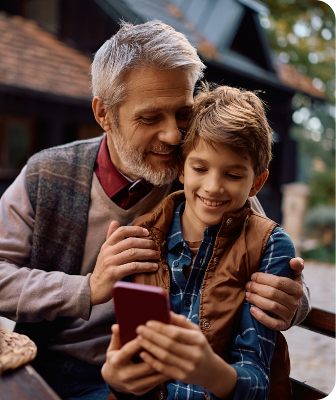 Vader en zoon aan de mobiele telefoon