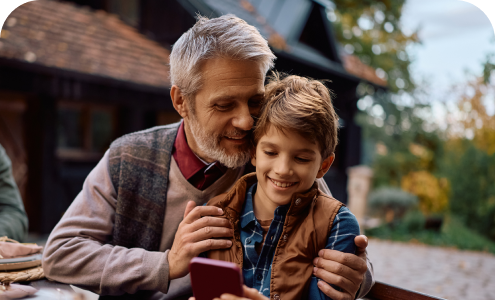Père et fils au téléphone portable