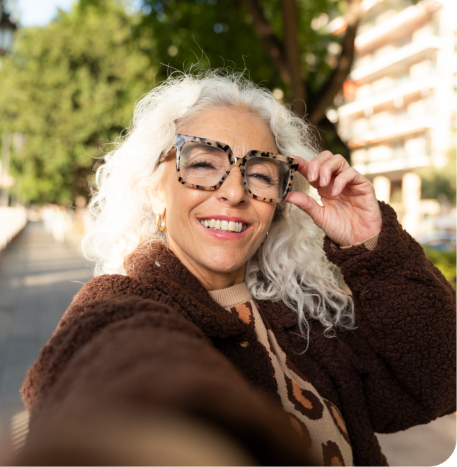 Femme avec des lunettes au soleil