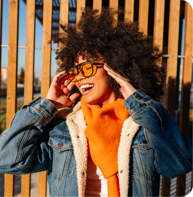Femme avec des lunettes au soleil