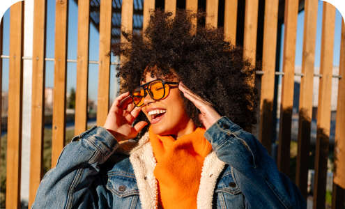 Femme avec des lunettes au soleil