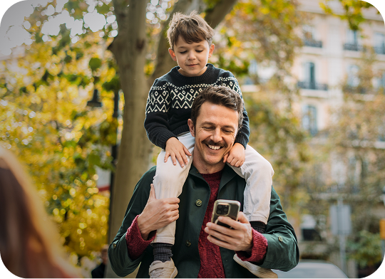 Père avec son fils sur les épaules