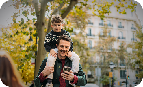 Père avec son fils sur les épaules