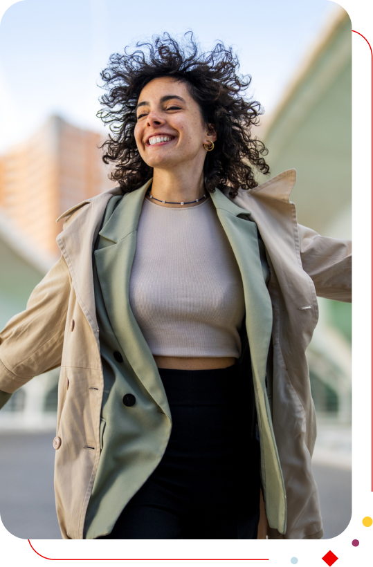 Femme joyeuse dans la rue