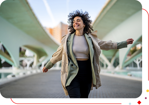 Femme joyeuse dans la rue