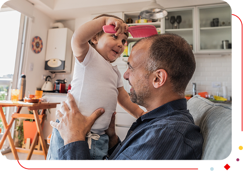 Vader en kind in de fauteuil