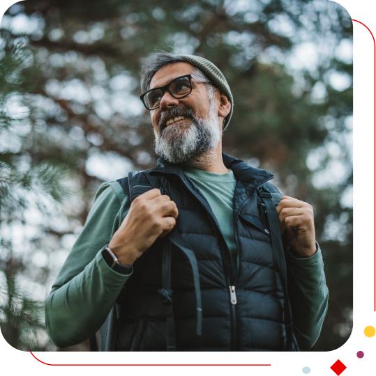 Homme avec sac à dos dans la forêt