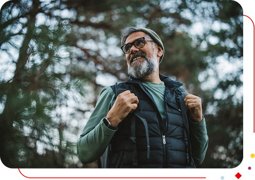 Homme avec sac à dos dans la forêt