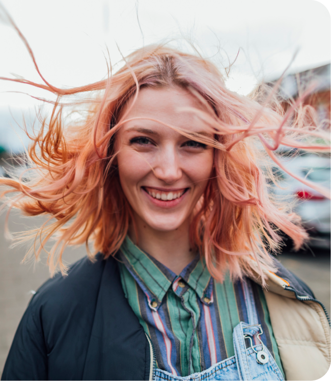 Femme aux cheveux roses dans la rue