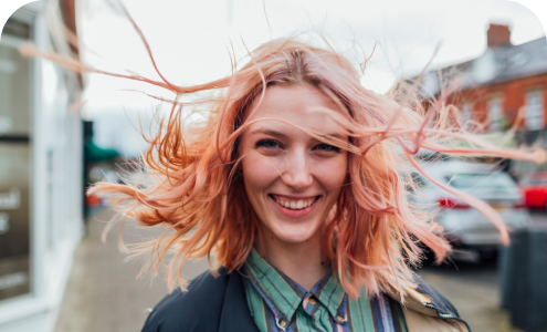 Femme aux cheveux roses dans la rue