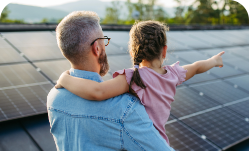 Père et fille regardent des panneaux solaires