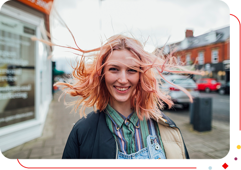 Femme aux cheveux roses dans la rue