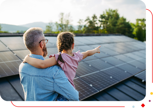 Un père et sa fille regardent des panneaux solaires