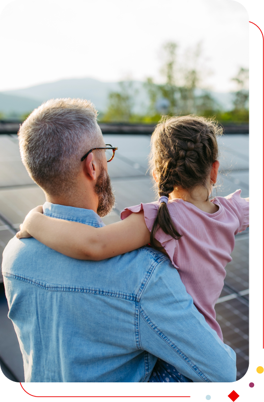 Un père et sa fille regardent des panneaux solaires