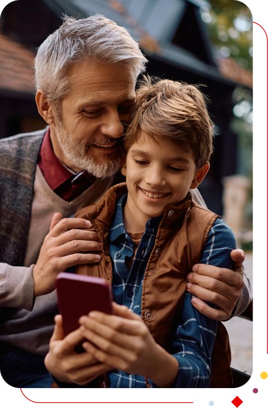 Vader en zoon aan de mobiele telefoon