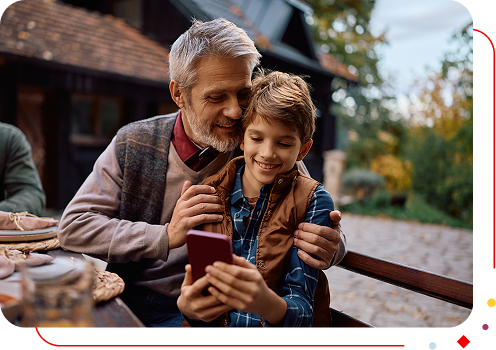 een vader en zijn zoon aan de telefoon