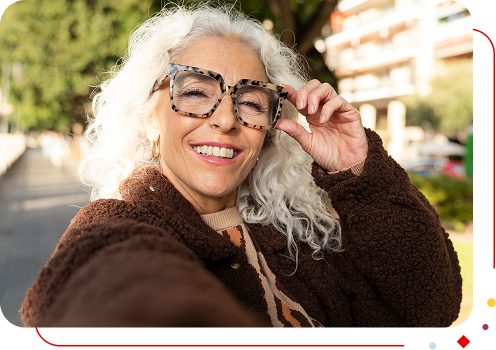 Femme avec des lunettes au soleil