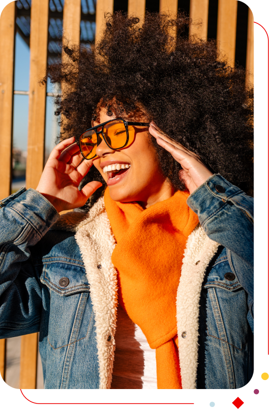 Femme avec des lunettes au soleil