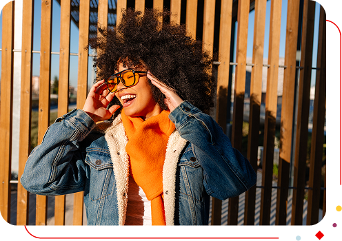 Femme avec des lunettes au soleil