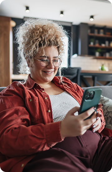 une femme dans son salon